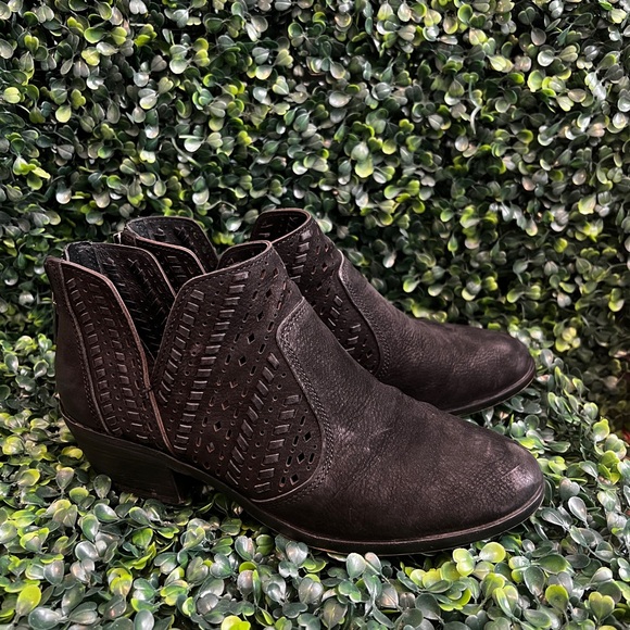 VINCE CAMUTO SIZE 7.5 BOOTIES - Picture 3 of 3